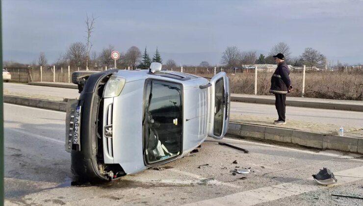 Bursa’da Otomobil ile Hafif Ticarinin Çarpışması: 2 Yaralı