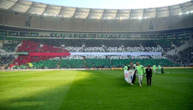 Bursaspor Tribünlerinde Filistin Bayrağı Koreografisi