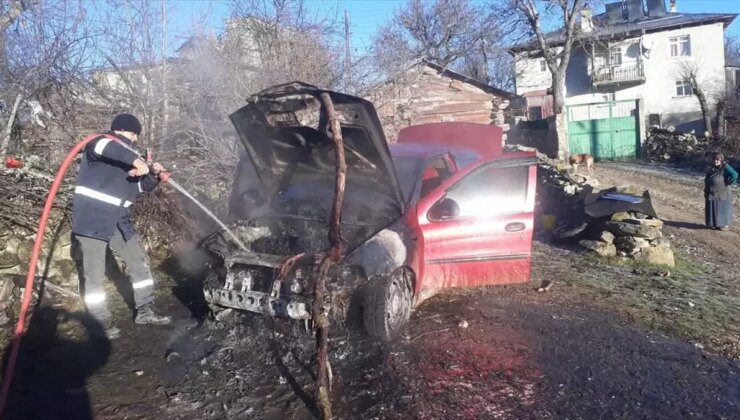 Eflani’de Park Halindeki Otomobilde Yangın Çıktı