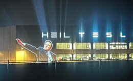 Elon Musk'ın tartışmalı 'Nazi' selamlaması Tesla fabrikasına yansıtıldı | Dış Haberler