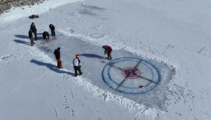 Erzincan’da Buzla Kaplı Göl Üzerinde Curling Turnuvası