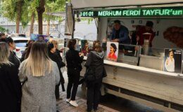 Ferdi Tayfur’un anısına memleketinde şarkıları eşliğinde lokma dağıtıldı