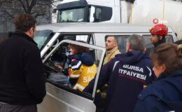 İnegöl’de Minibüs Tıra Çarptı: 3 Yaralı