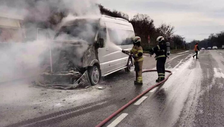 İnegöl’de Seyir Halindeki Servis Minibüsü Yangın Çıkardı