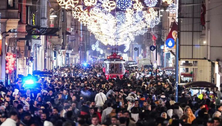 İstanbul’da kutlamaların adresi değişmedi, binlerce vatandaş adeta akın etti