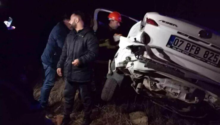 Mardin’de Tarlaya Devrilen Otomobilde 5 Kişi Yaralandı