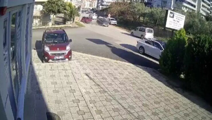 Mudanya’da 3 Araçlı Kaza: Sürücü Sıkıştı, İtfaiye Kurtardı