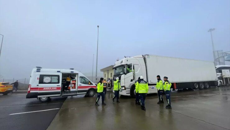 Niğde’de Otobüs ile Tır Çarpıştı: 8 Yaralı