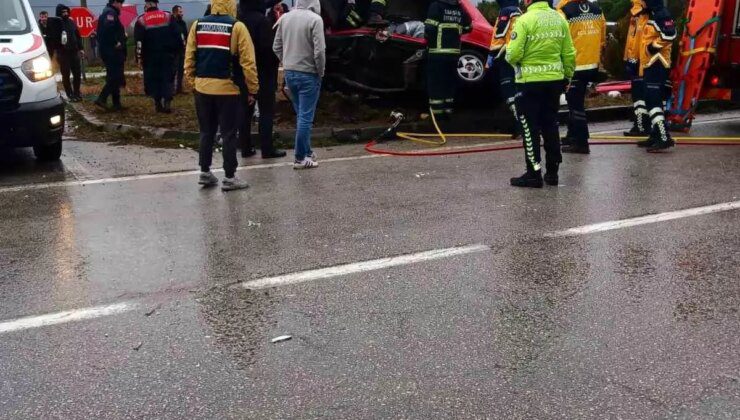 Samsun’da Aydınlatma Direğine Çarpan Otomobilde İki Yaralı