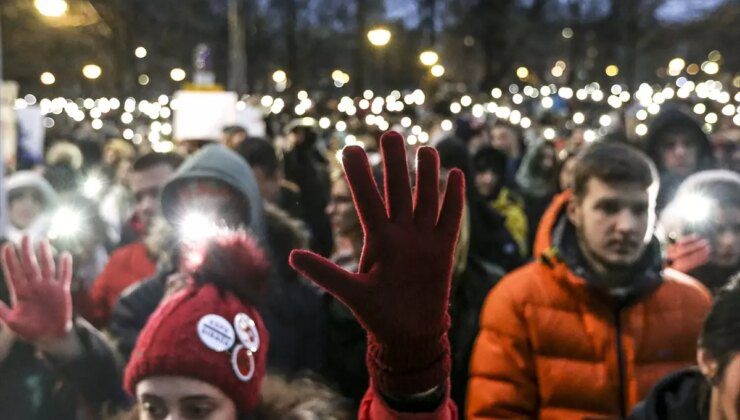 Sırbistan’da Öğrenciler, Grev Yapan Öğretmenlere Destek İçin Gösteri Düzenledi