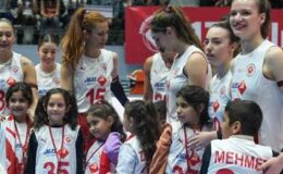 ‘Soğan torbalarından voleybol filesi’ yapan çocuklar maçta