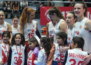 ‘Soğan torbalarından voleybol filesi’ yapan çocuklar maçta