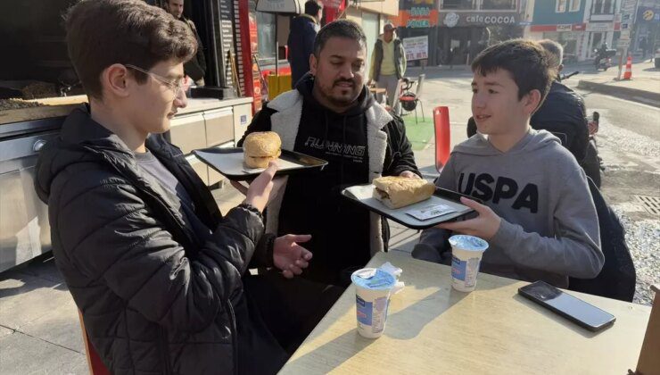 Tekirdağ’da Esnaf, Takdir Belgesi Alan Öğrencilere Kokoreç İkram Ediyor