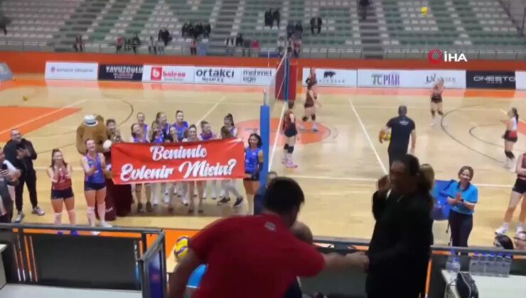 Voleybol Maçında Sürpriz Evlenme Teklifi