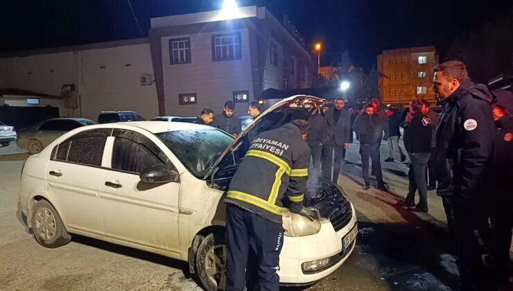 Adıyaman’da Park Halindeki Otomobil Alev Aldı