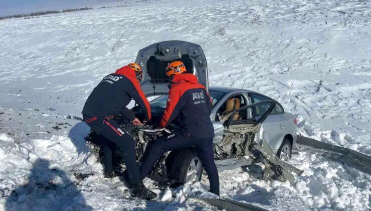 Ağrı’da Trafik Kazası: 2 Kişi Şarampolden Kurtarıldı