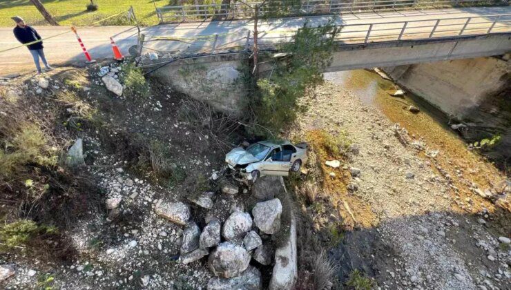 Antalya’da Kaza: Sürücü Dereye Uçtu, Hayatını Kaybetti