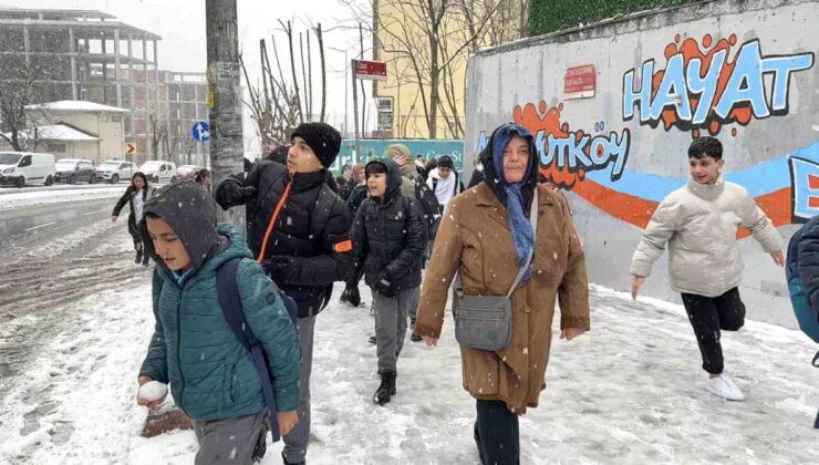 Arnavutköy’de Çocuklar Kar Tatilini Kar Topu Oynayarak Kutladı