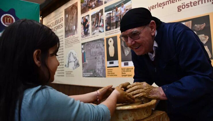 Bilecikli "Yaşayan İnsan Hazinesi" çocuklara çömlek çarkında çamura şekil vermeyi öğretiyor