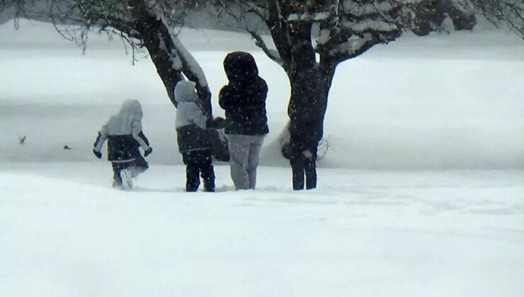 Bolu’da Kar Yağışı Nedeniyle Okullar Tatil, Öğrenciler Eğlencenin Tadını Çıkardı