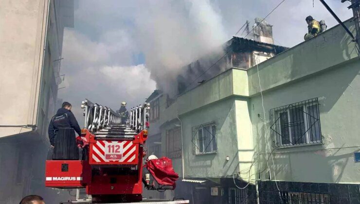 Bursa’da 3 Katlı Bina Yangını: Çatı Katı Kullanılamaz Hale Geldi