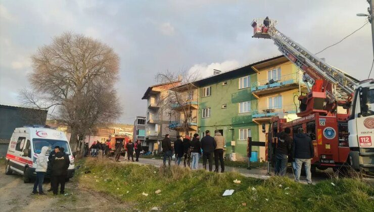 Bursa’da 3 Katlı Binanın Çatısında Yangın Çıktı