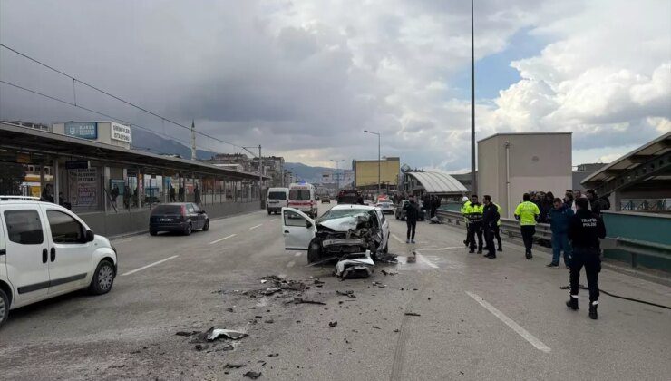 Bursa’da Metro Duvarına Çarpan Otomobilin Sürücüsü Hayatını Kaybetti