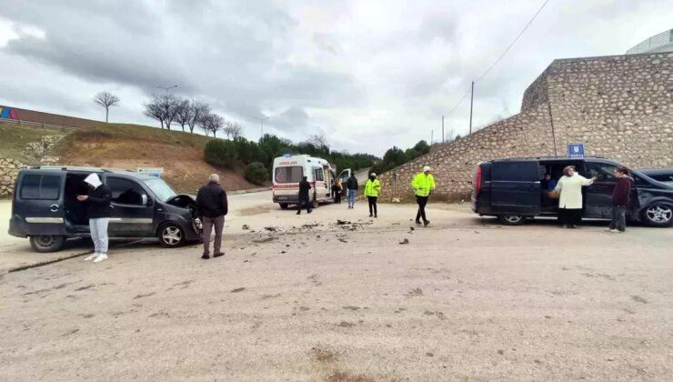 Bursa’da Minibüs ve Hafif Ticari Araç Çarpıştı: 6 Yaralı