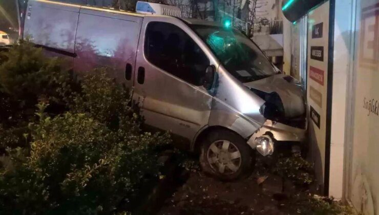 Bursa’da Trafik Kazası: Hafif Ticari Araç Eczanenin Bahçesine Daldı