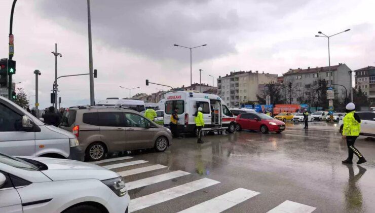 Bursa’da Yağışlı Hava Minibüsü Halk Otobüsüne Çarptı