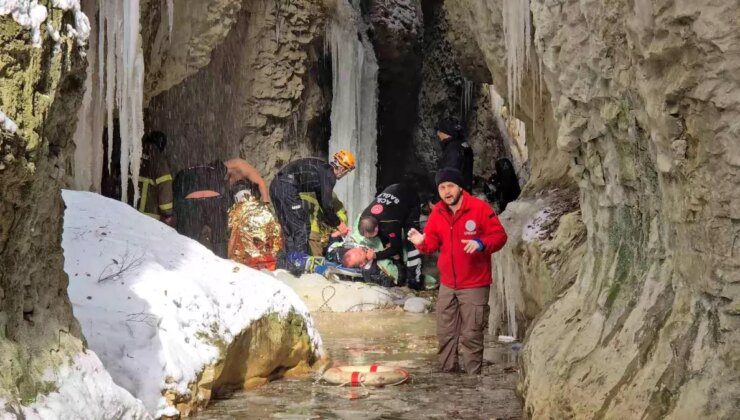 Buzlu Yolda Kanyona Uçan Otomobildeki 3 Sağlık Çalışanı Yaralandı