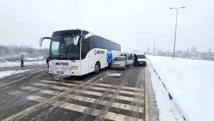 Çaycuma’da Zincirleme Trafik Kazası: 2 Otomobil Otobüse Çarptı