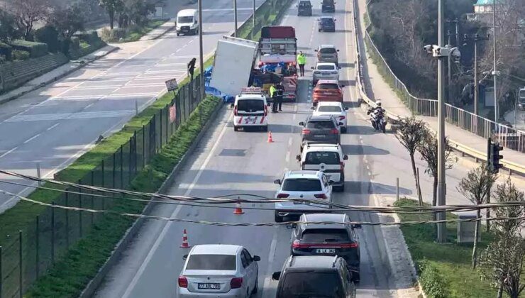 Gemlik’te Seyir Halindeki Tırın Üzerindeki Makine Yola Devrildi