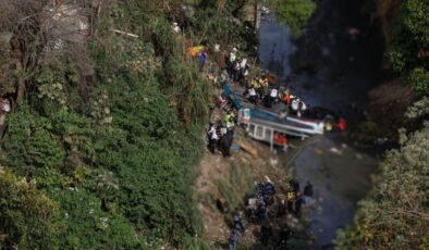 Guatemala’da yolcu otobüsü köprüden düştü: 51 ölü