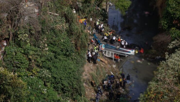 Guatemala’da yolcu otobüsü köprüden düştü: 51 ölü