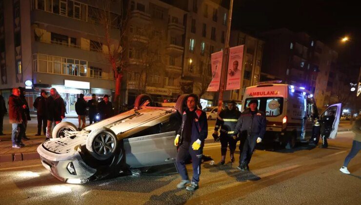 Iğdır’da Park Halindeki Araca Çarpan Otomobil Devrildi