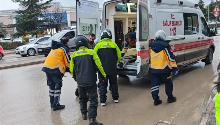 İnegöl’de Motosiklet Sürücüsü Otomobille Çarpıştı, Yaralandı