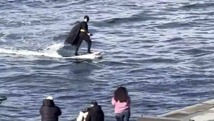 İstanbul Boğazı’nda "Batman" sörf yaparken "Örümcek Adam" scooter kullandı