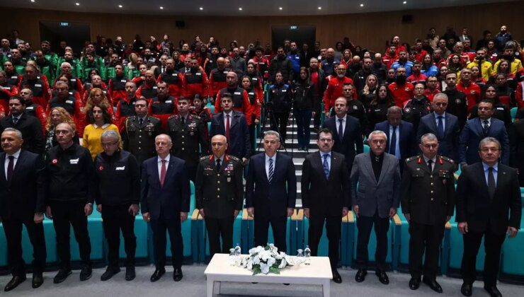 İzmir’de Kahramanmaraş Depremlerinde Hayatını Kaybedenler İçin Anma Töreni Düzenlendi