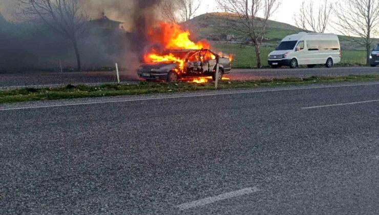 Kahramanmaraş’ta Otomobil Yangını: Araç Kullanılamaz Hale Geldi