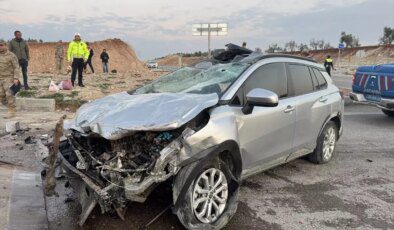 Kilis’te Otomobilin Refüje Çarpması Sonucu 9 Kişi Yaralandı