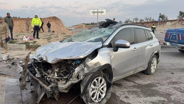 Kilis’te Otomobilin Refüje Çarpması Sonucu 9 Kişi Yaralandı