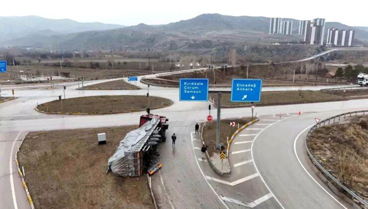 Kırıkkale’de Devrilen Tırın Sürücüsü Yaralanmadı