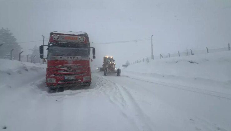 Kocayayla Geçidi Kar Yağışı Nedeniyle Trafiğe Kapandı