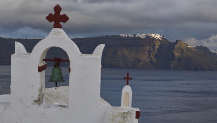 Santorini’de hayat durdu: Yağma tehlikesine karşı polis devriyesi