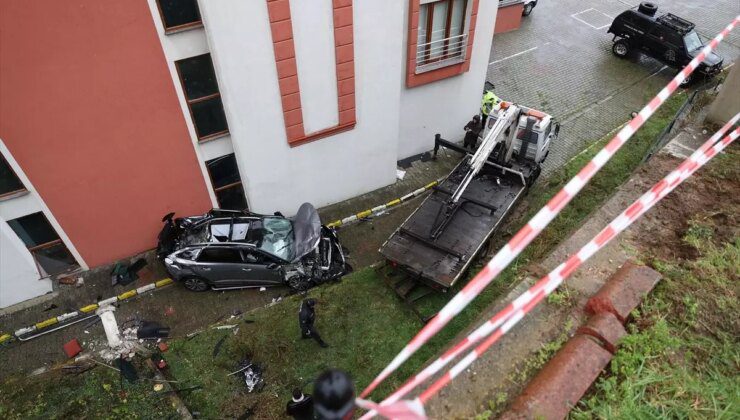 Trabzon’da Devrilen Otomobilde Anne ve Oğlu Yaralandı