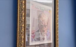 Trump’ın sabıka fotoğrafı Oval Ofis’in girişine asıldı