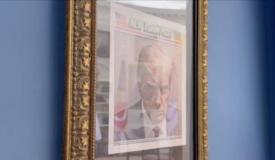Trump’ın sabıka fotoğrafı Oval Ofis’in girişine asıldı