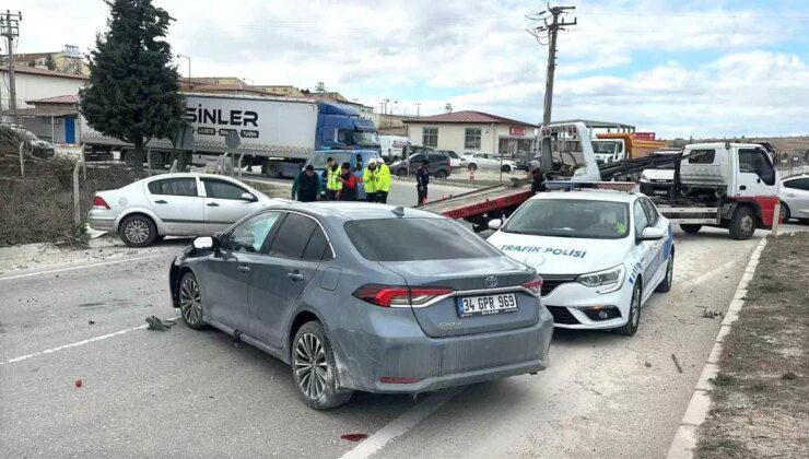 Uşak’ta Otomobil Çarpışması: İki Sürücü Yaralandı