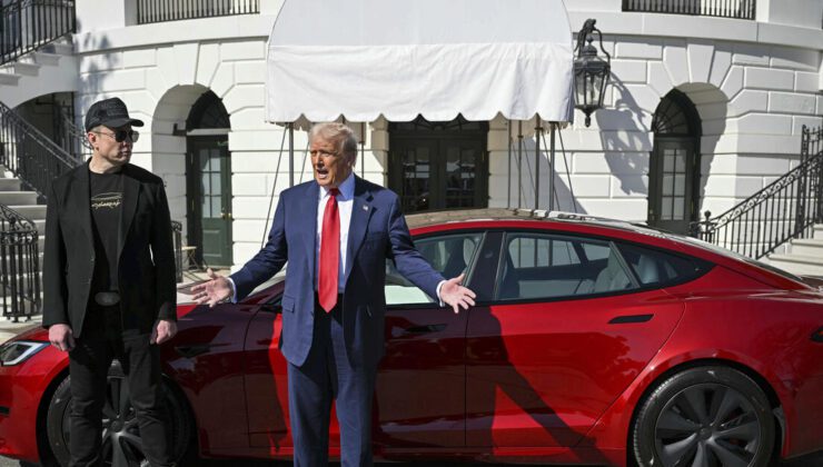 ABD’li 4 senatörden Trump ve Musk’ın Tesla araçlarla poz verdiği etkinliğe soruşturma talebi